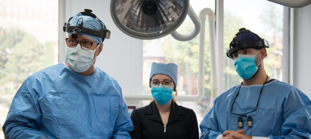 Oral surgeon performing wisdom teeth extraction under IV sedation in Montreal 