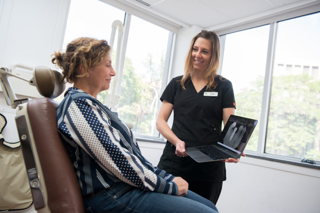 Pre-operative consultation for wisdom teeth extraction in Montreal 