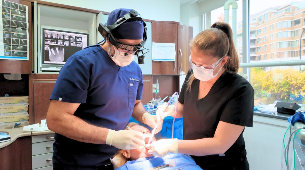 Chirurgien buccal réalisant une procédure d’implant dentaire à Montréal