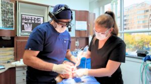 Chirurgien buccal réalisant une procédure d’implant dentaire à Montréal