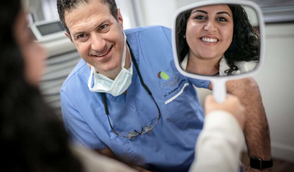 Une patiente souriante avec son implant dentaire nouvellement posé.