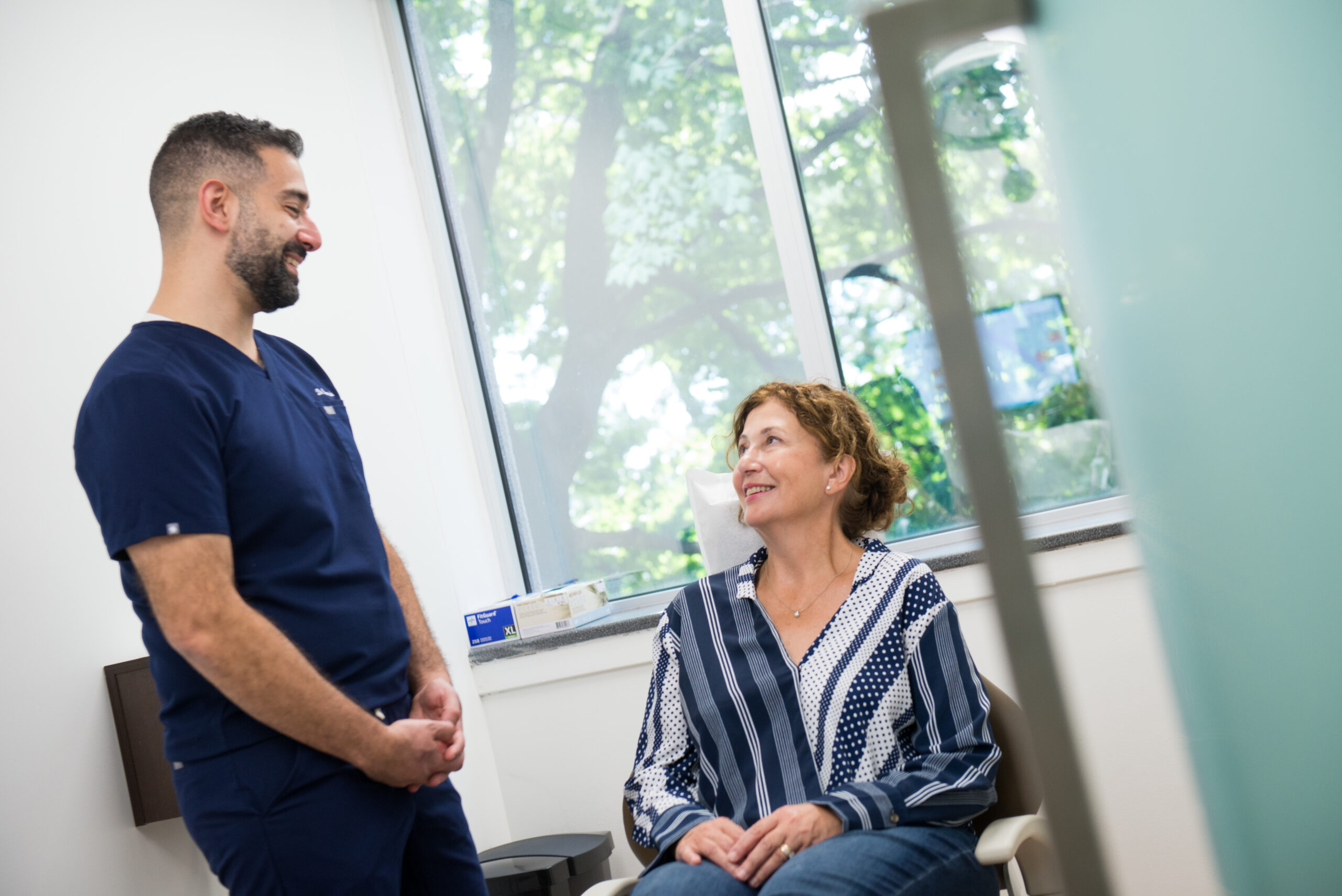 Image d’un patient recevant un traitement d’implant dentaire dans une clinique de chirurgie maxillo-facial à Montréal.